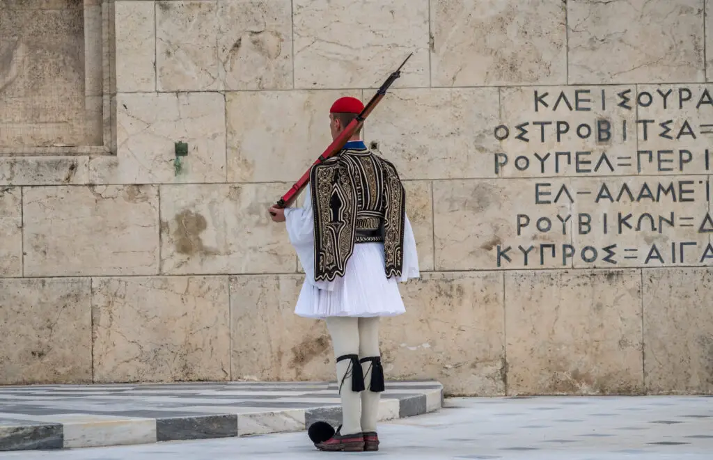 Man in kleding uit de Balkan
