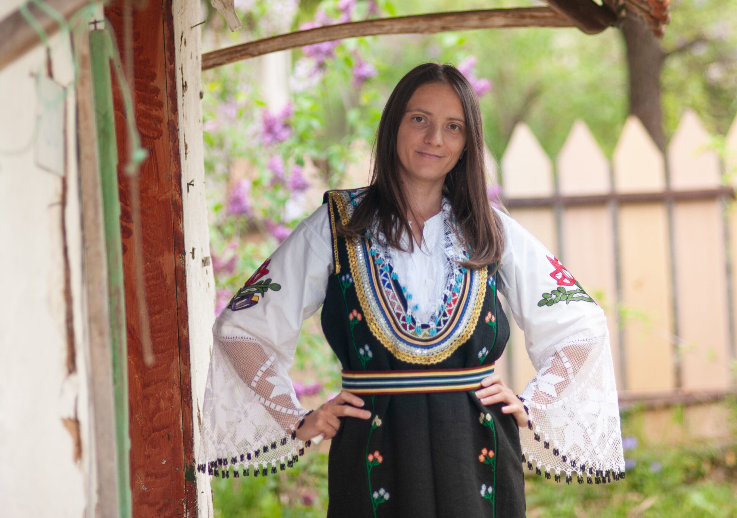 Balkanpersoon in kleding uit de Balkan