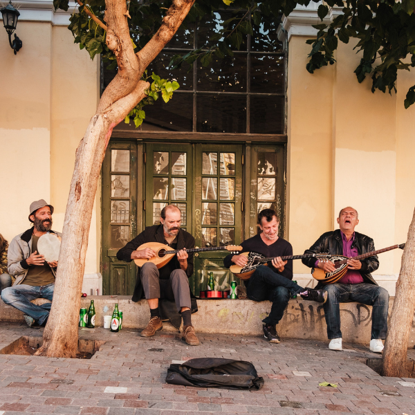 Mannen spelen Balkan muziek