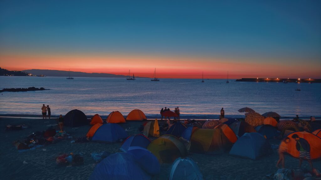 Campingtenten op strand in Italië