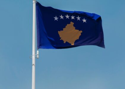 De betekenis en ontwerp van de vlag van Kosovo