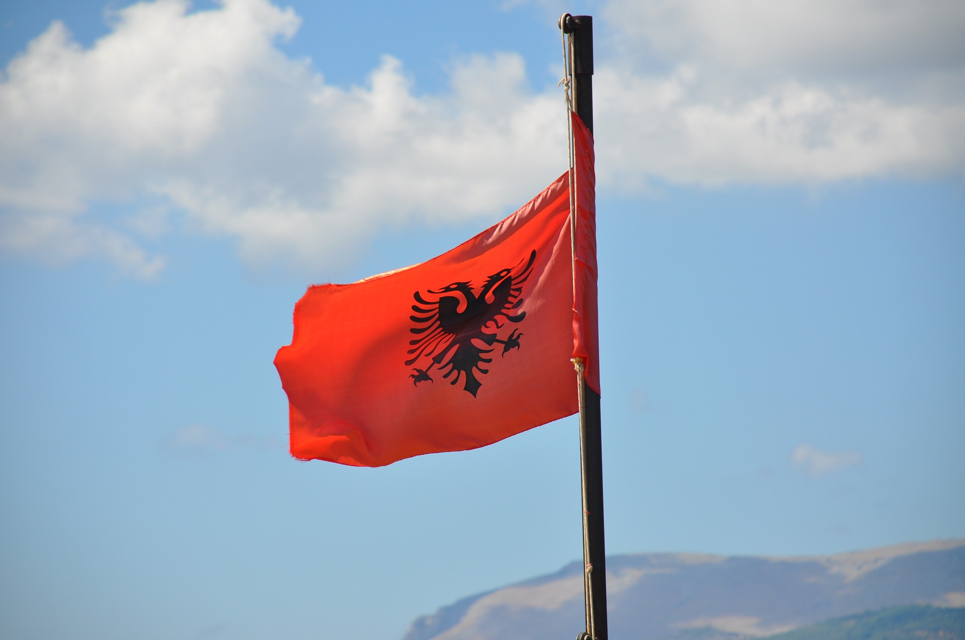 De vlag van Albanië: symboliek en geschiedenis
