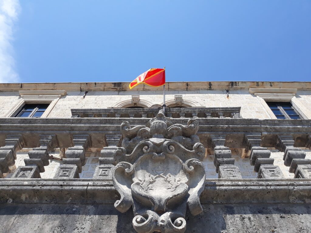 Gehesen vlag van Montenegro op gebouw