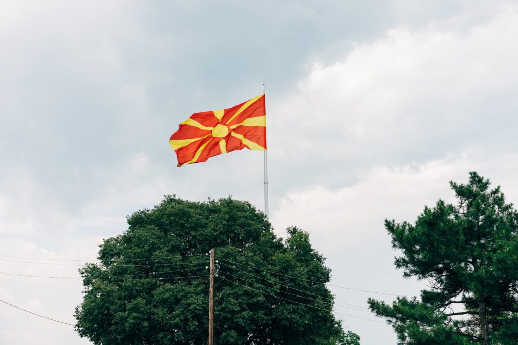 Vlag van Noord-Macedonië op vlaggenmast