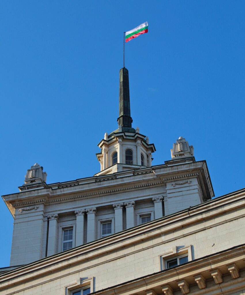 Vlag van Bulgarije op een gebouw