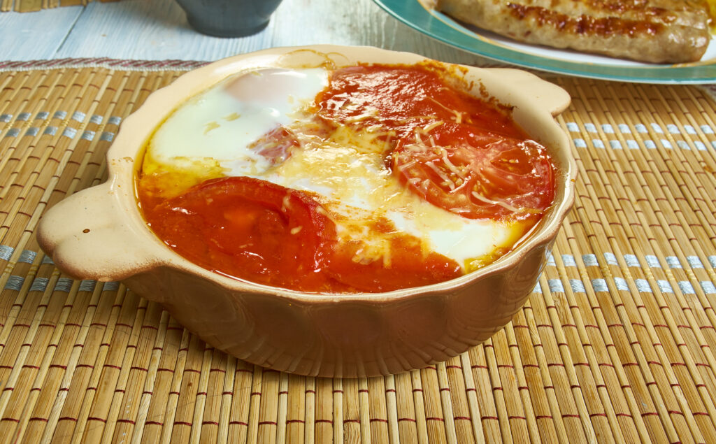 Sirene po shopski in guveche - Bulgaarse feta in een pot met tomaten en eieren