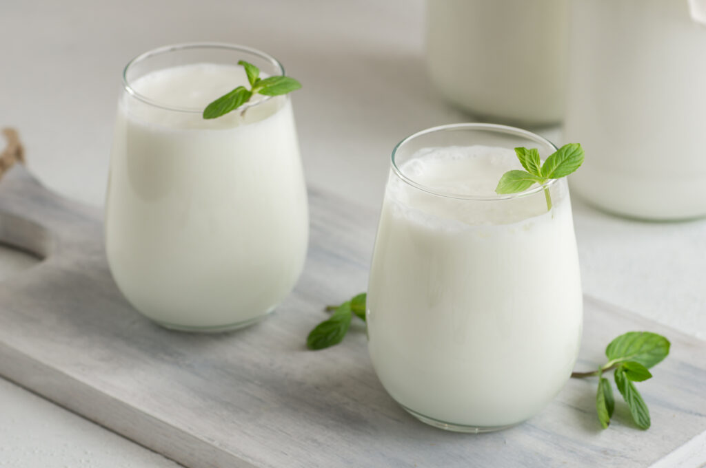 Glas met traditionele drank ayran gemaakt van yoghurt