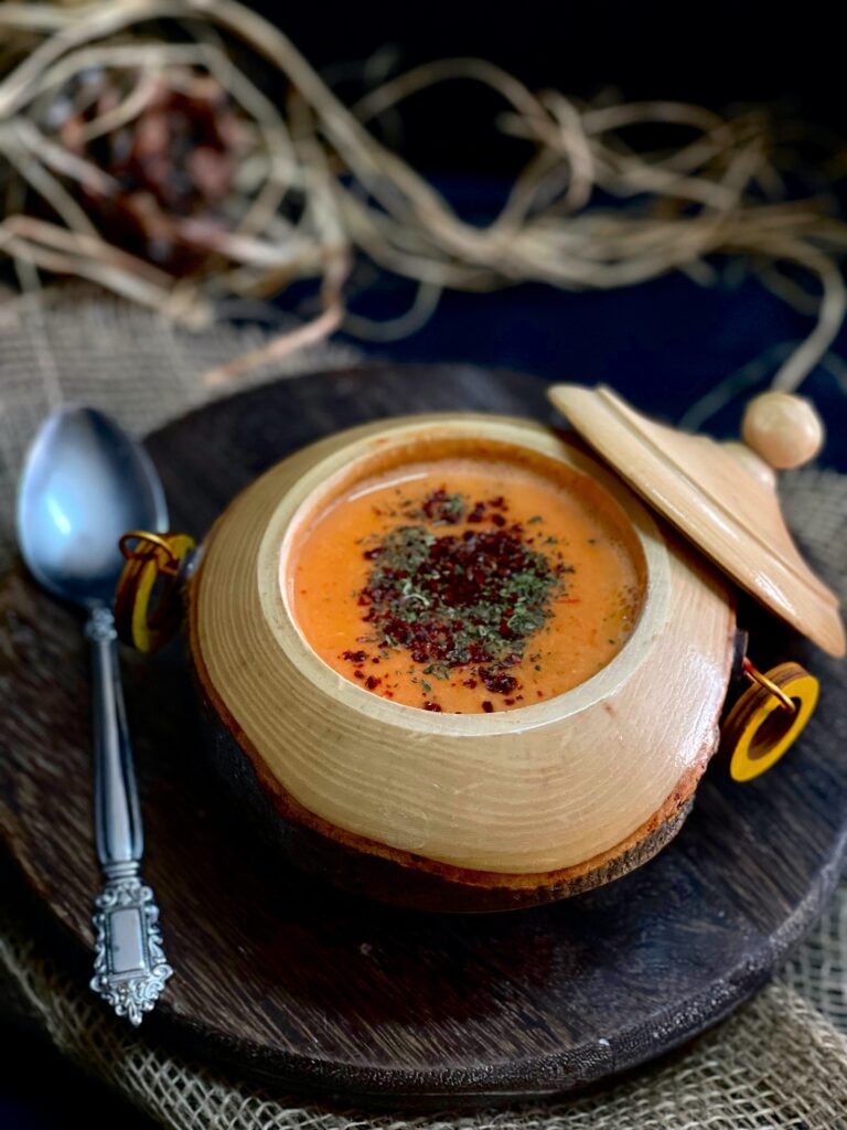Tarhana soep in een kom op een bord