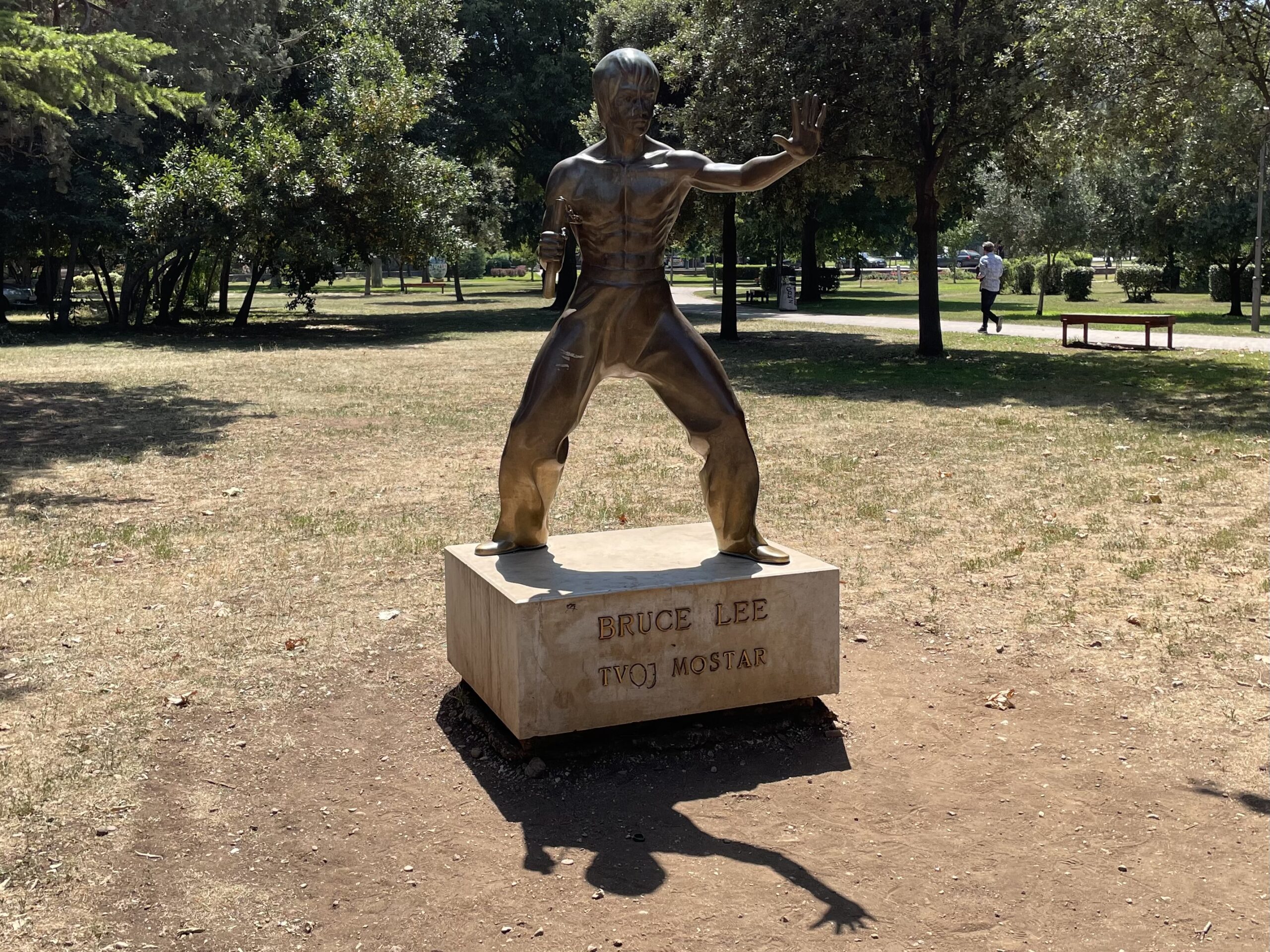 Bruce Lee standbeeld in stadspark Zrinjevac van Mostar