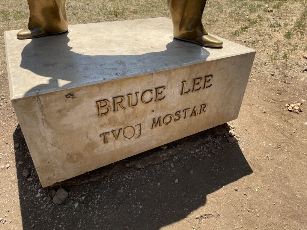 BRUCE LEE en TVOJ MOSTAR tekst op ondersteld van standbeeld
