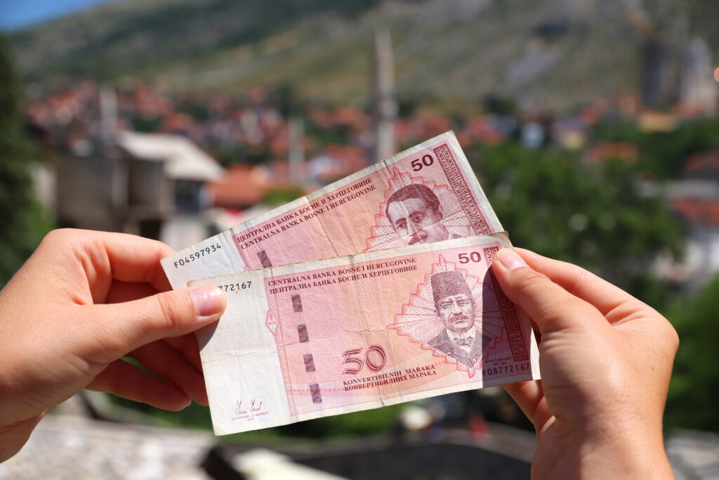 Hand met briefjes van 50 van de Bosnische Mark