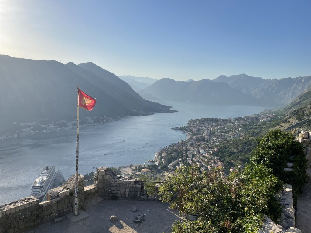 Uitzicht op de Baai van Kotor en vlag van Montenegro