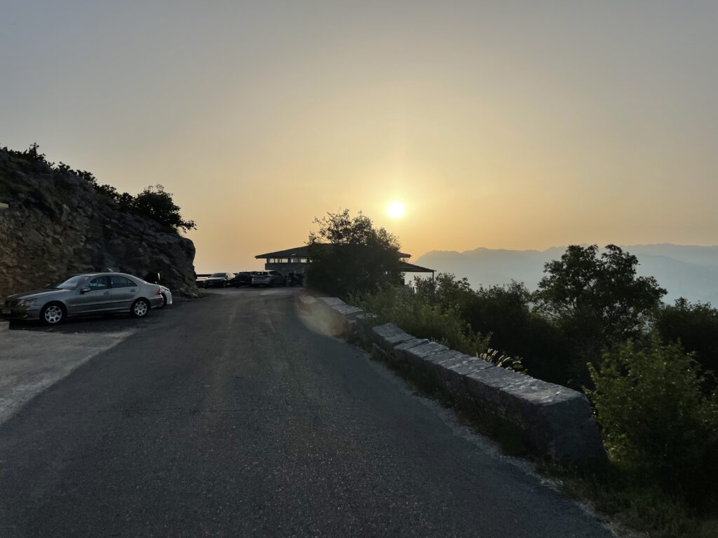 Uitzicht tijdens zonsondergang vanaf auto op de P1 weg in Kotor in Montenegro