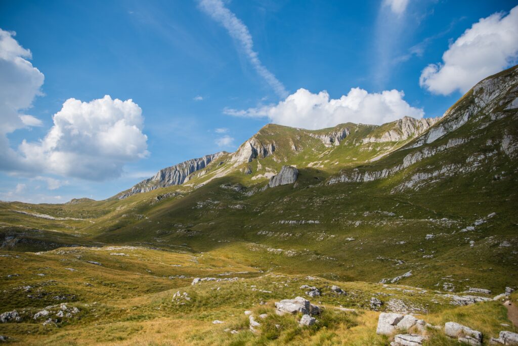 Uitzicht op bergvalleien tijdens wandeling in Montenegro