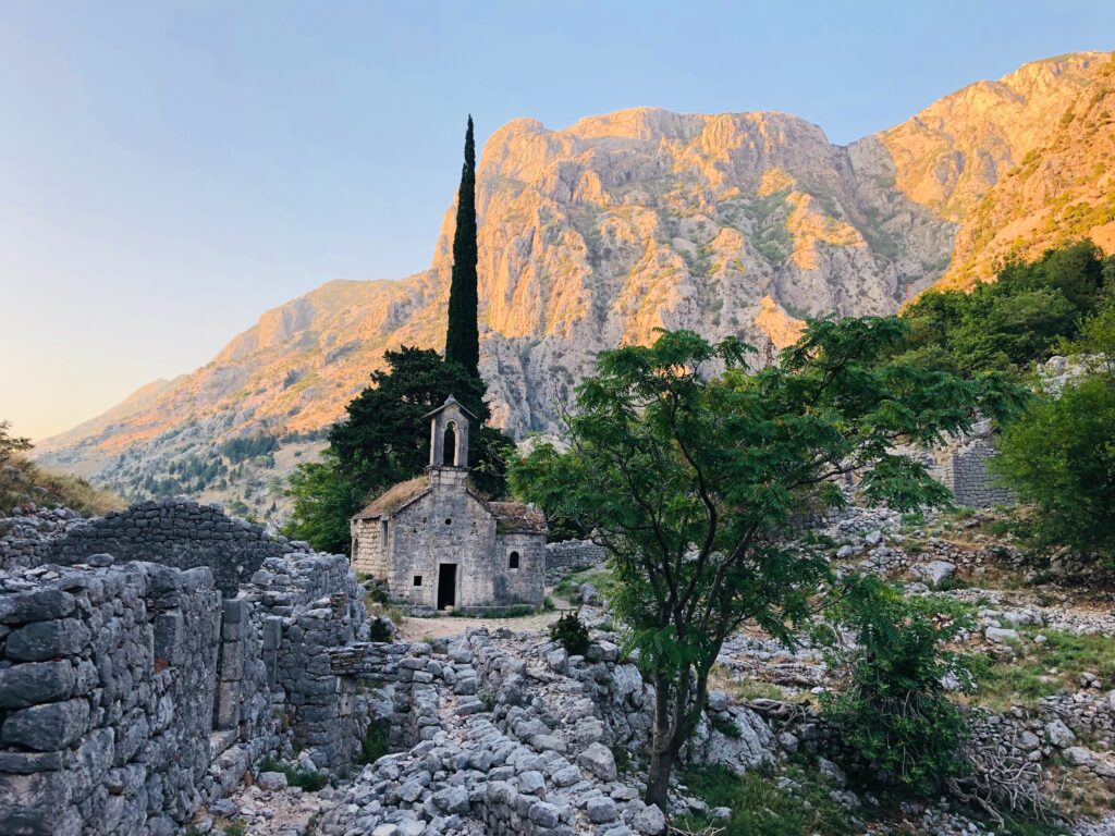 Katholieke kerk Sveti Juraj met overblijfselen verlaten dorp in Špiljari, Montenegro