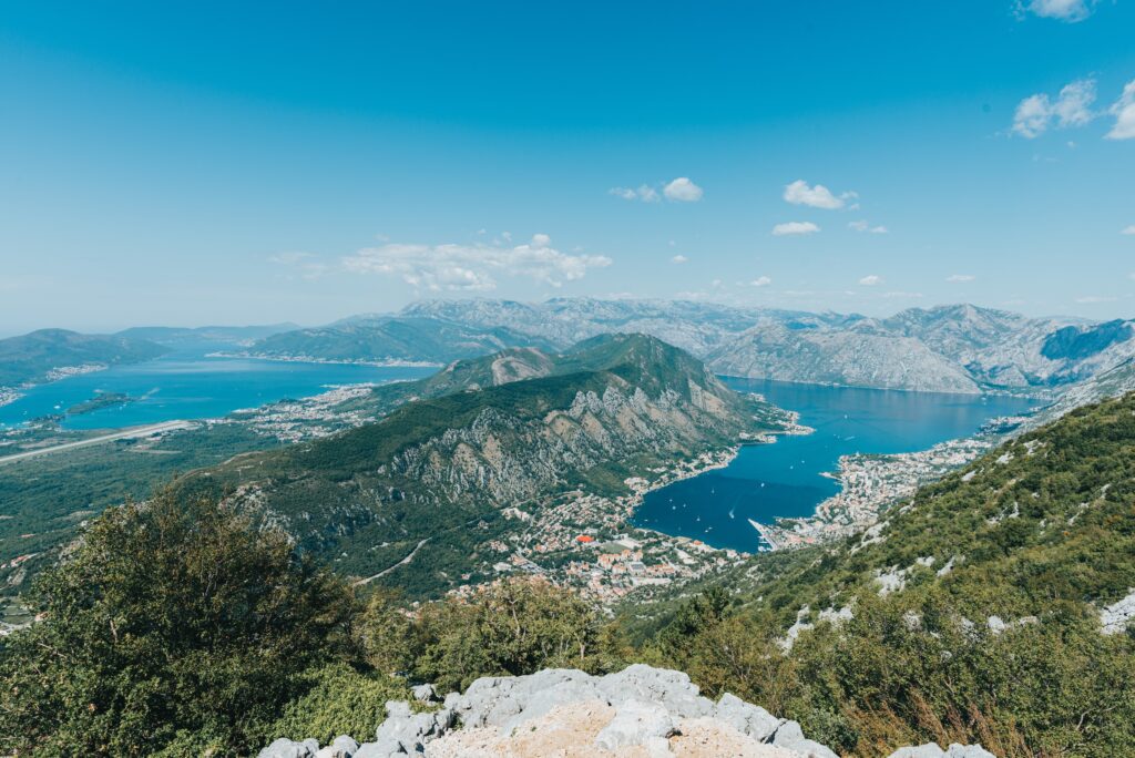 Blauwe lucht met uitkijk over Baai van Kotor en omliggende bergen