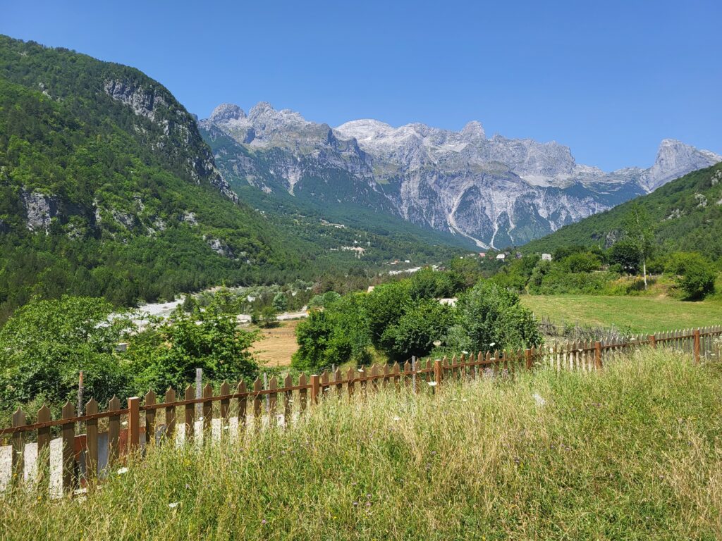 Bergvalleien en grasvelden in Nationaal Park Theth in Albanië