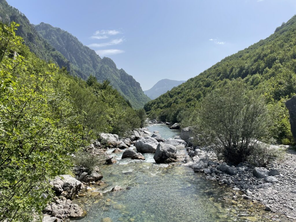 Uitzicht over rivier en bergen tijdens wandeling van Theth naar Valbona