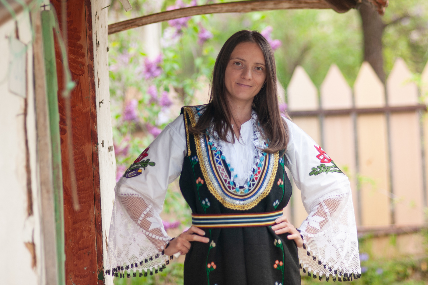 Traditionele kleding uit de Balkan gedragen door vrouw