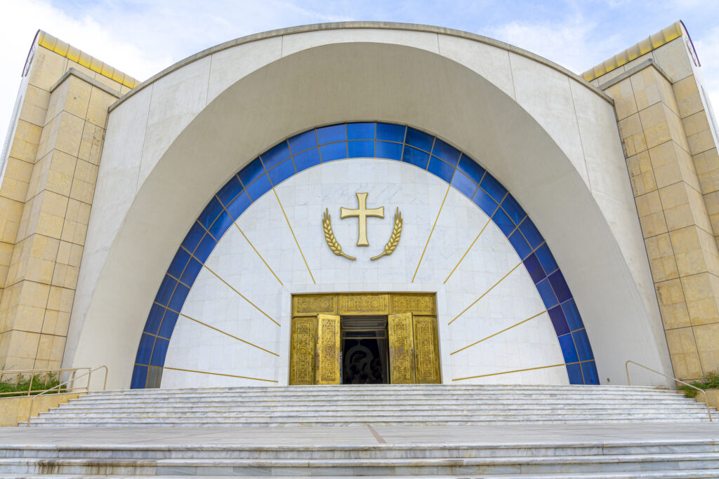 buitengevel van Opstanding van Christus Orthodoxe Kathedraal in Tirana in Albanië.