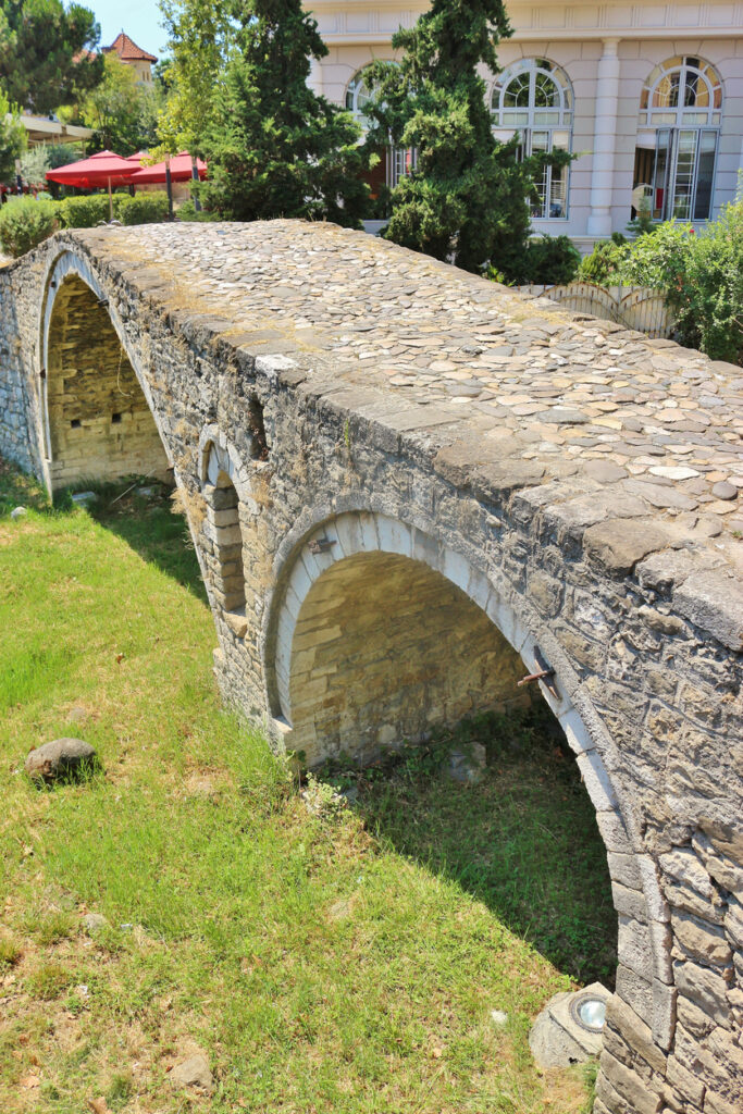 De Tanner's bridge, een Ottomaanse stenen boogbrug gebouwd in de 18e eeuw. Tirana, Albanië.