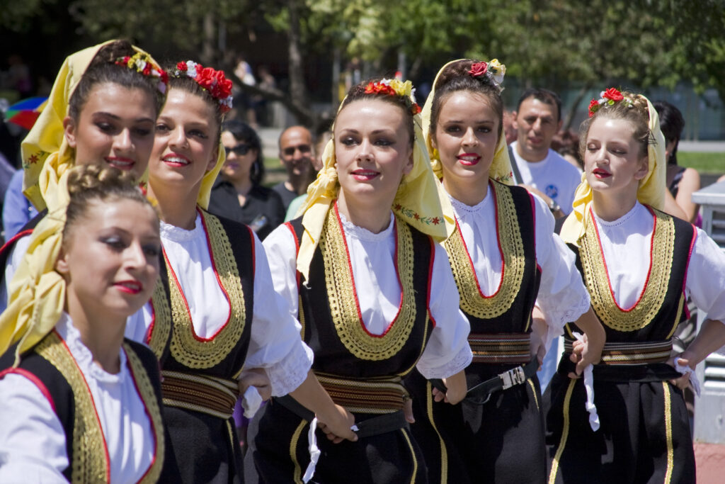 Jongeren in traditionele Bosnische etnische kleding tijdens het internationale volksdansfestival Dukat fest