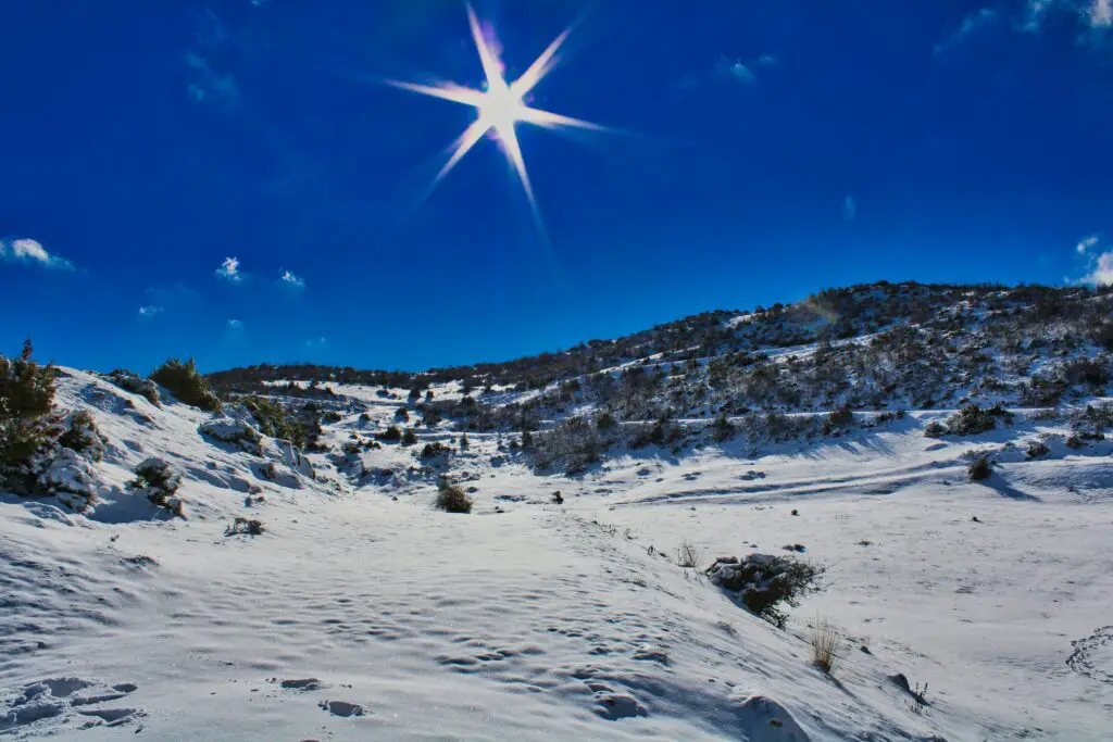 Witte besneeuwde berg onder blauwe hemel in Noord-Macedonië in de winter