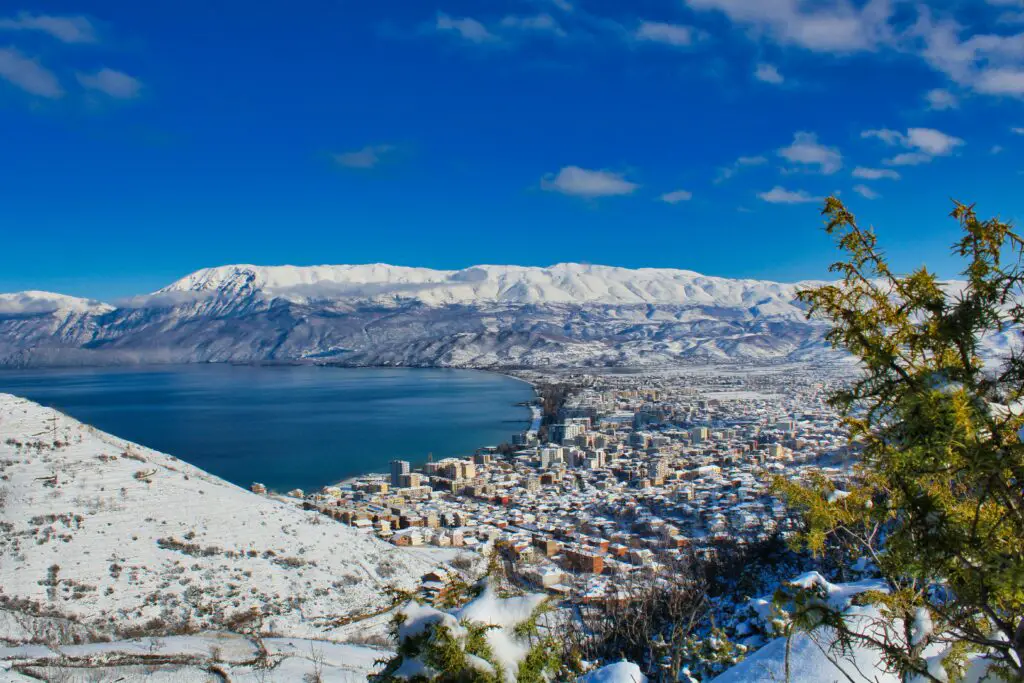 Luchtfoto van Pogradec, Albanië in de winter