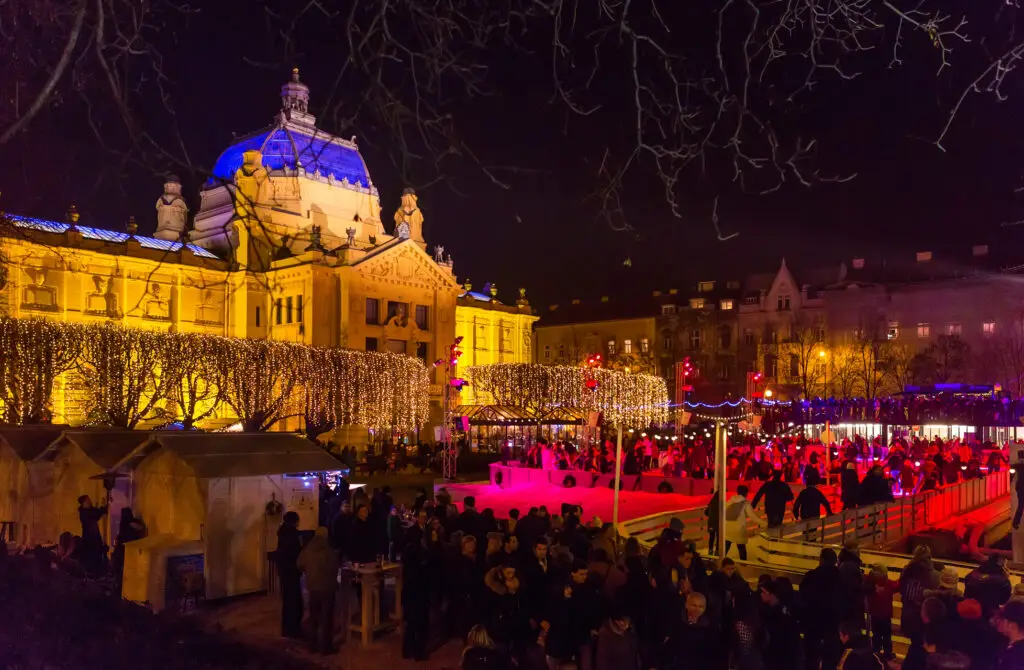 Kerstmarkt Zagreb, Kroatië met openluchtijsbaan op het Koning Tomislav-plein