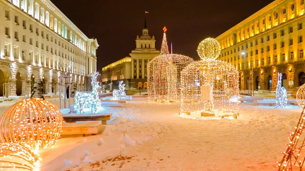 Kerstmarkt met kerstversiering in Sofia, Bulgarije voor Sofia-Ministerraad