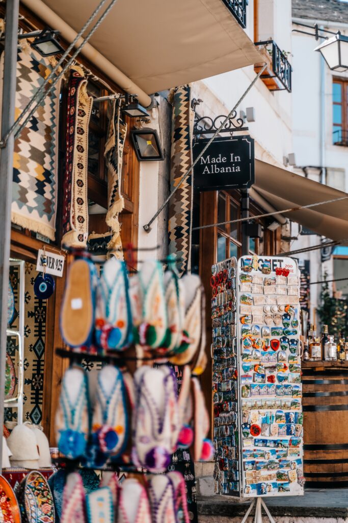 Albanese souvenirs zoals slippers, magneten en tapijten