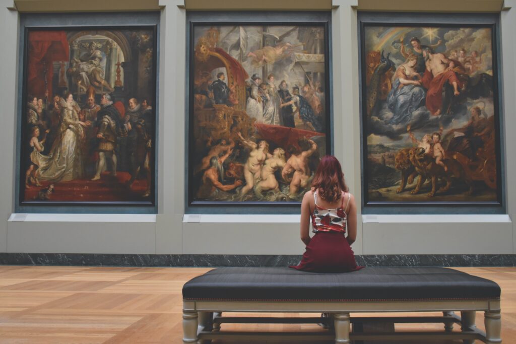 Vrouw bij schilderijen in het Nationaal Museum van Servië in Belgrado