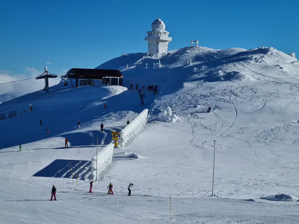 Mensen skiën op skipiste in Bosnië en Herzegovina in de winter