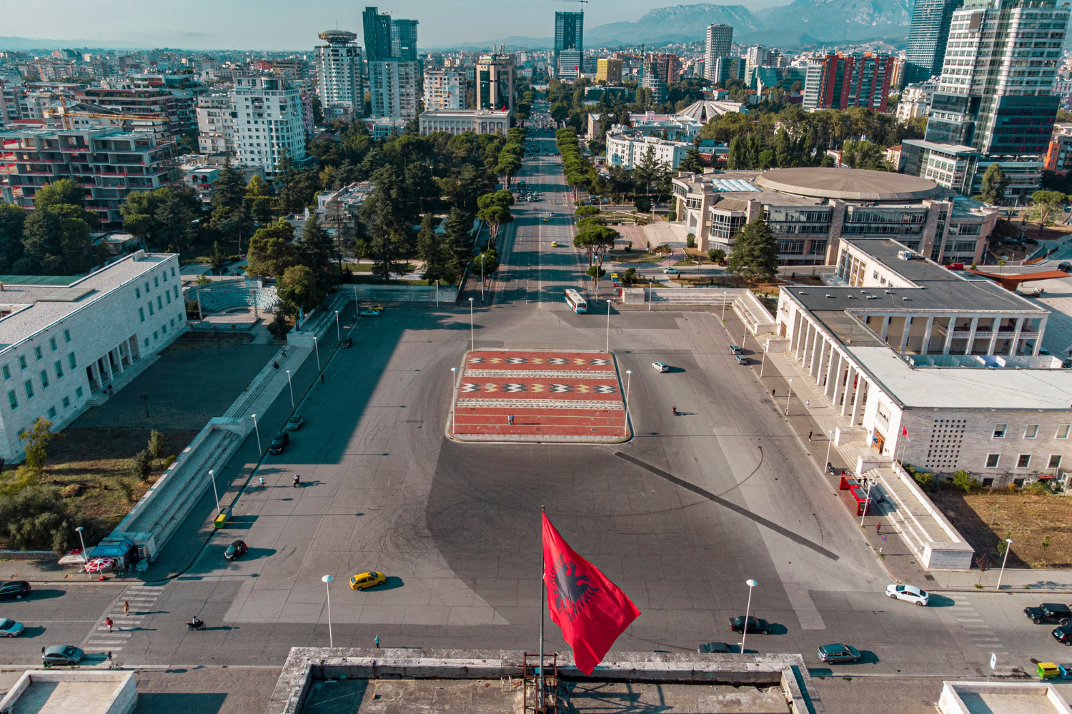 Stad met plein in Albanië