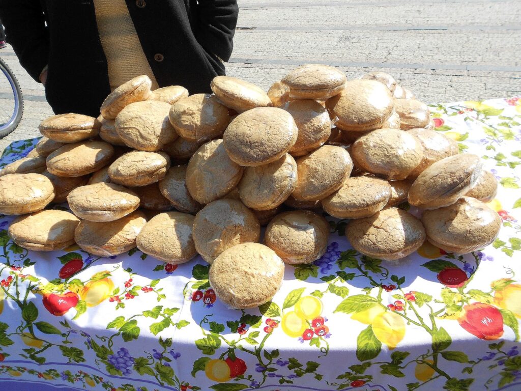 Ballokume koekjes geserveerd tijdens Dita e Verës in Albanië