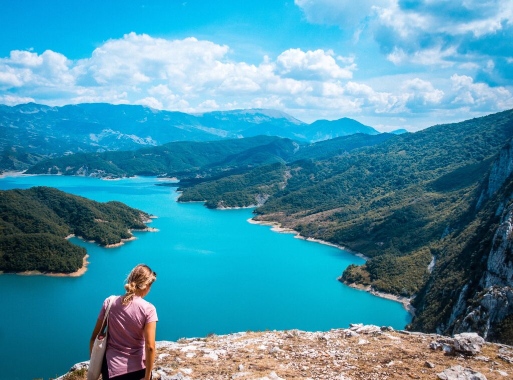 Vrouw kijkt uit op meer van Lake Bovilla in Albanië