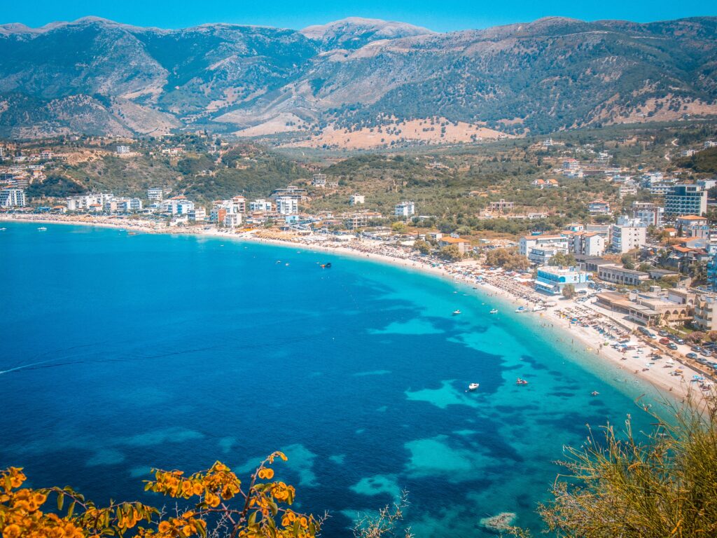 Oceaan en strand van Himarë in Albanië
