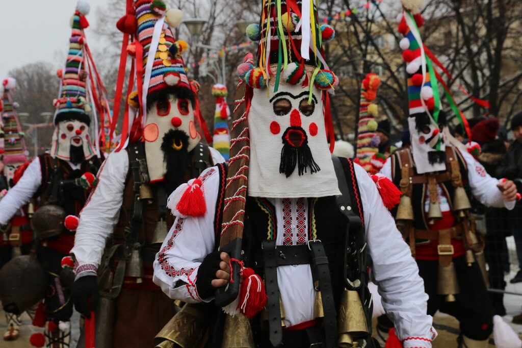 Verklede mensen tijdens Kukeri Festival in Bulgarije