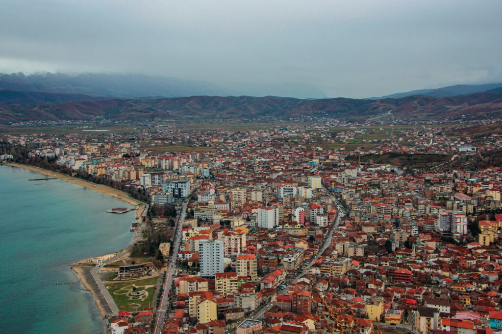 Luchtfoto van stadsgebouwen in Pogradec in Albanië overdag