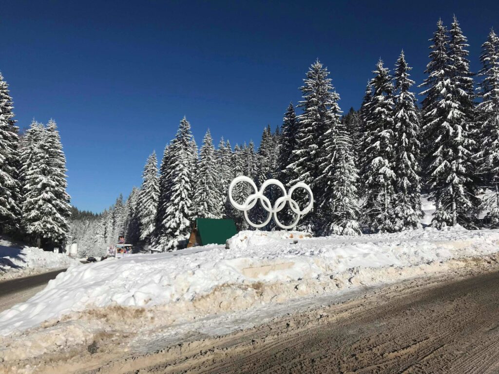 Olympische Spelen logo in skigebied Jahorina in Bosnië en Herzegovina