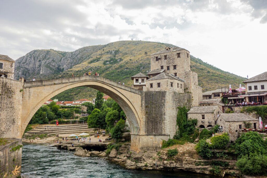 Uitzicht op Stari Most in Mostar in Bosnië en Herzegovina