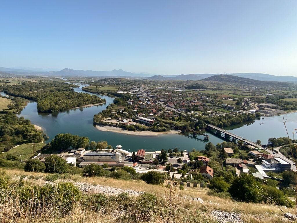 De rivier de Drin gezien vanaf het kasteel van Rozafa in Shkodër in Albanië