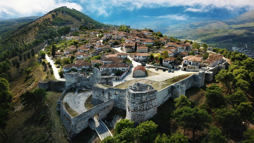 Overzicht van stad Berat in Albanië