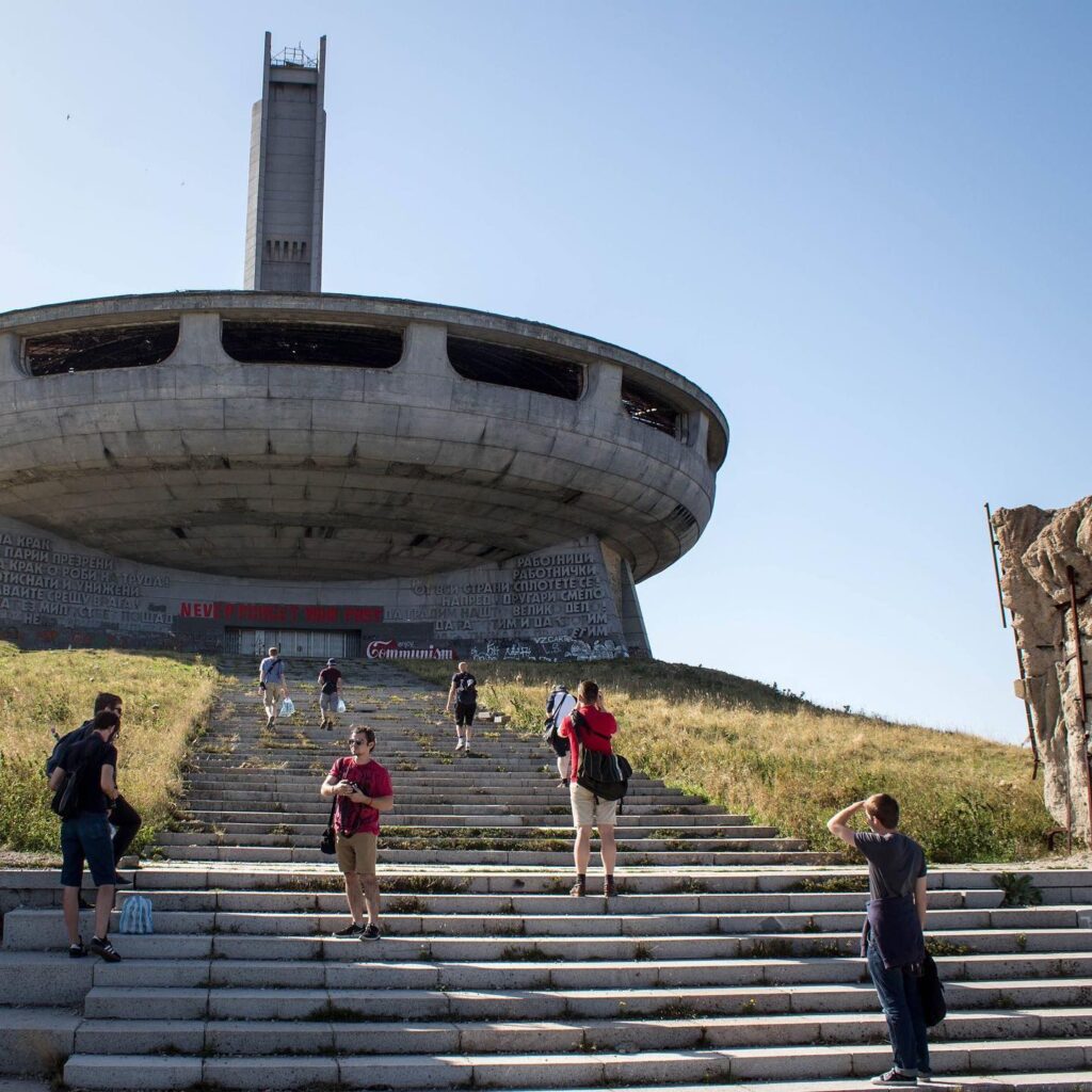 Mensen bezoeken het Buzludzha Monument