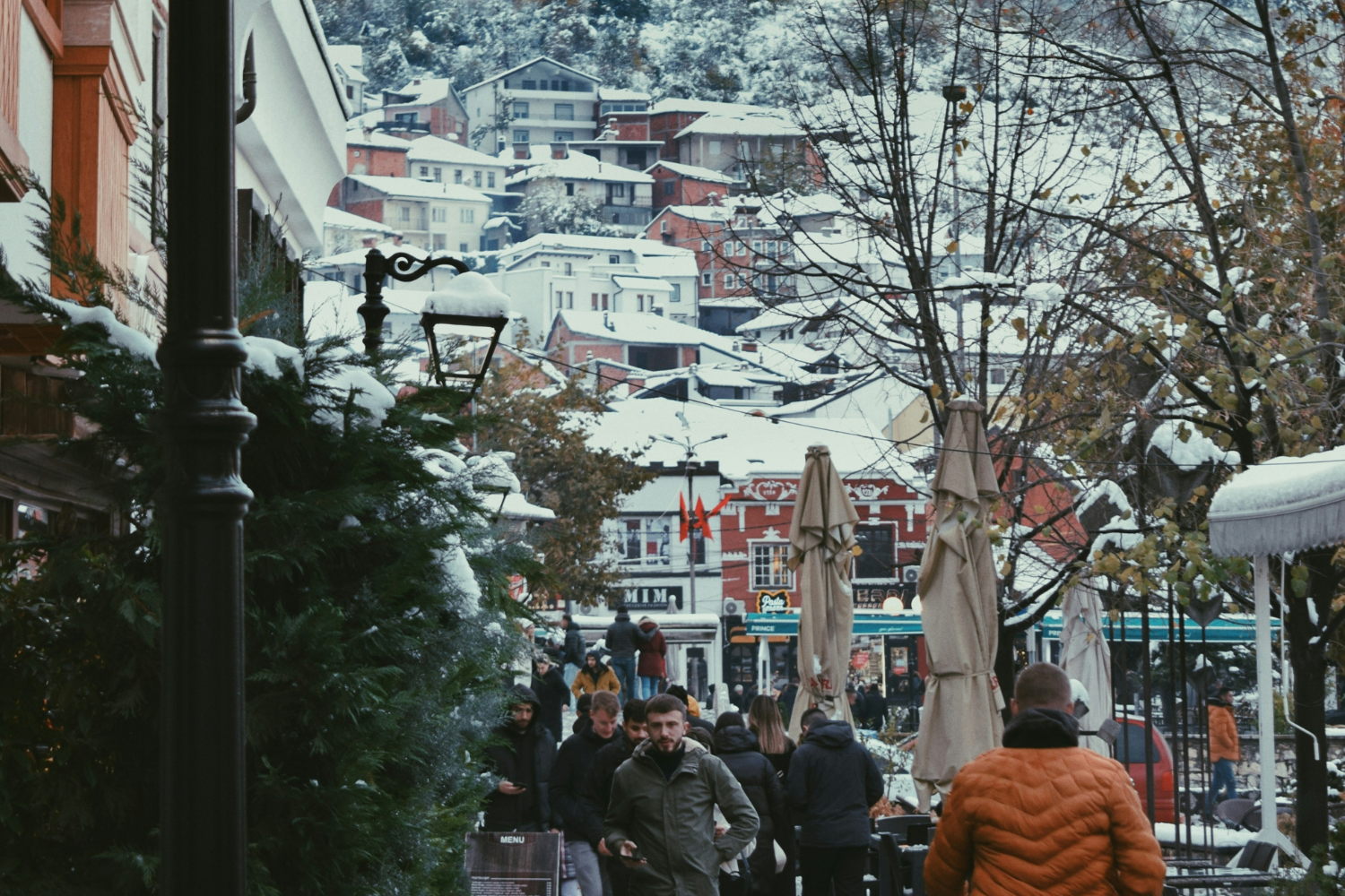 Mensen in Kosovo in de winter