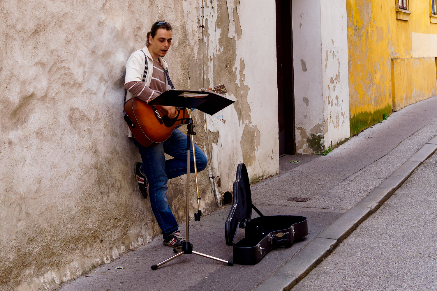 Man speelt Kroatische muziek op straat van Zagreb, Kroatië