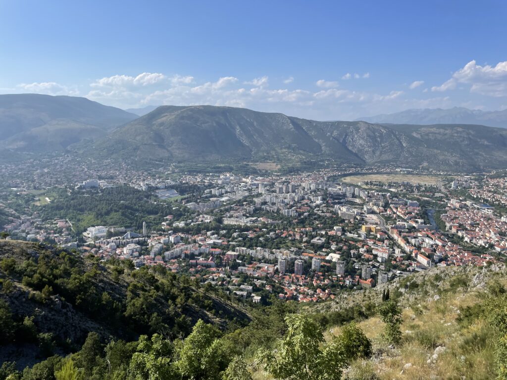 Uitzicht op Mostar vanaf Kriz na Humu