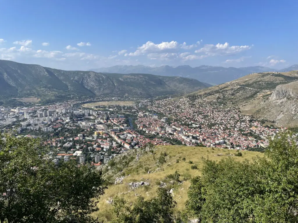 Uitzicht vanaf Millennium Cross in Mostar in Bosnië en Herzegovina
