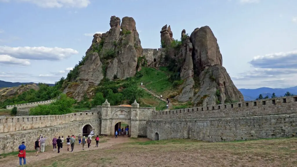 Toeristen bezoeken Belogradchik Fortress in Bulgarije