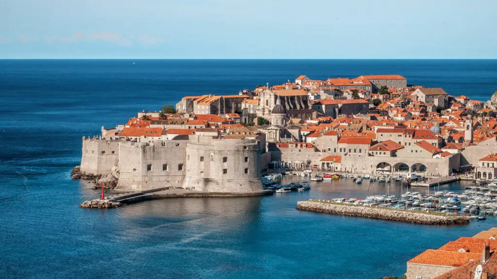 Oranjerode daken Dubrovnik in Kroatië